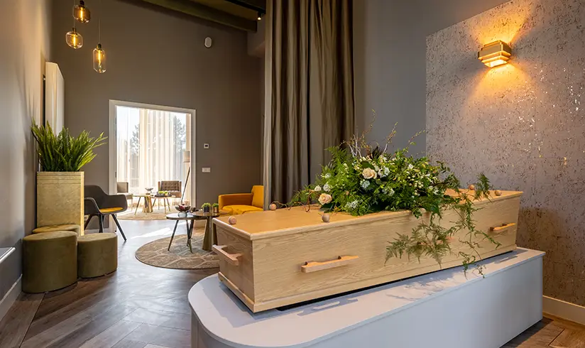 monuta-den-haag-uitvaartcentrum-opbaarkamer-met-kist-en-zitruimte